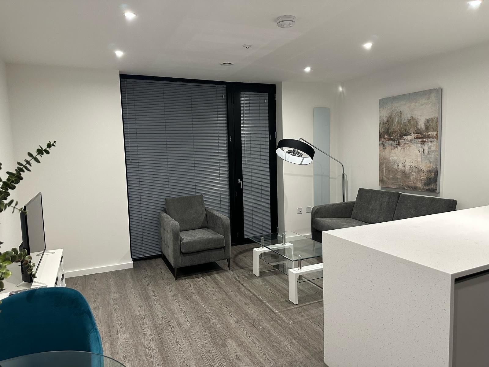 Luxury 1 Bed Apartment Near Victoria0
