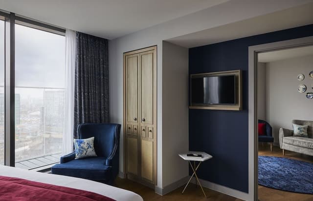 Suite, 1 King Bed, City View