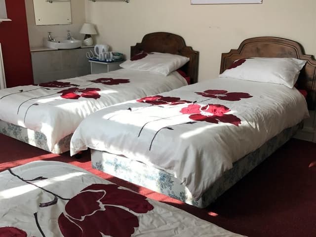 Quad room-Shared Bathroom-4 PEOPLE