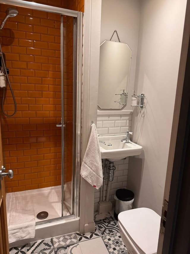 Single Room, Shared Bathroom (Rooms 5,6, 8 and 9 )