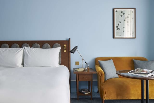 Deluxe Room, 1 King Bed, Courtyard View