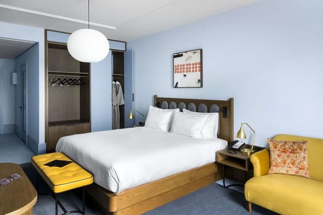 Deluxe Room, 1 King Bed, Courtyard View