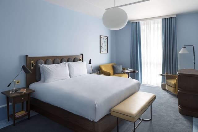 Deluxe Room, 1 King Bed, Courtyard View