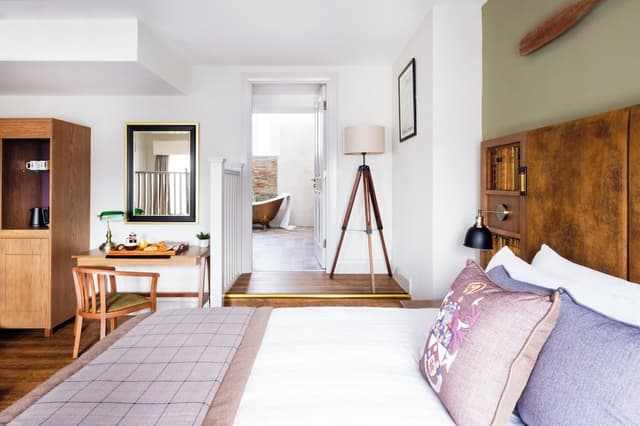 Premium Room, 1 King Bed, Bathtub