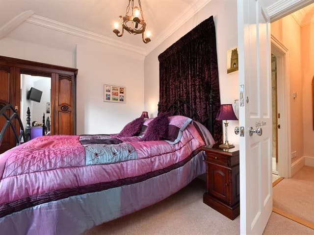 King-Luxury-Ensuite with Shower