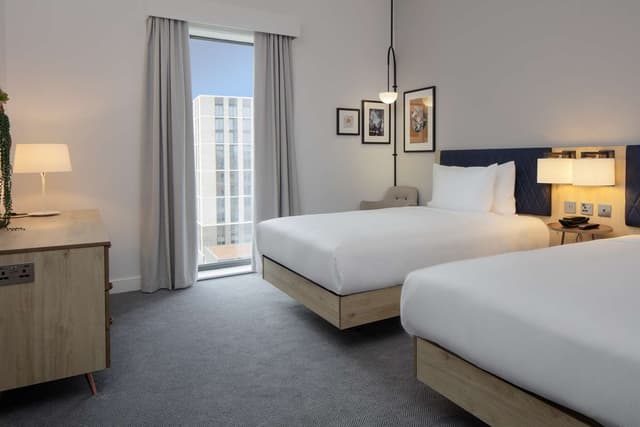 TWIN ROOM