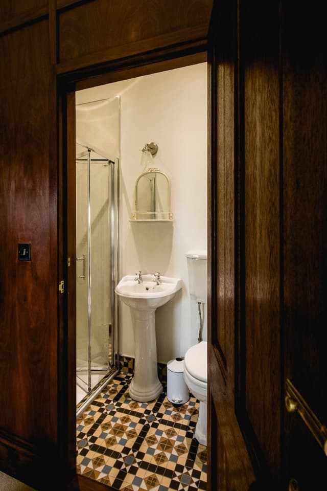Family room-Ensuite with Shower