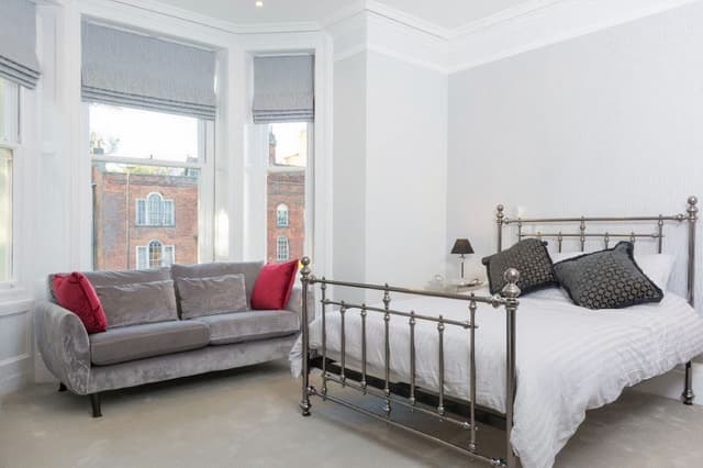 Deluxe Double Room, Ensuite (and Cathedral View)