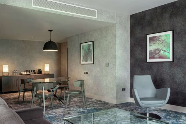 KING ONE BEDROOM SUITE WITH LOUNGE ACCESS
