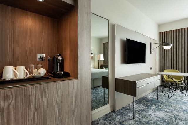 KING ONE BEDROOM SUITE WITH LOUNGE ACCESS