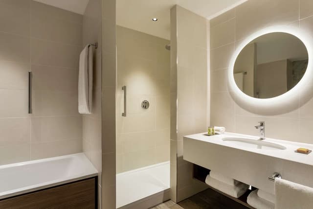 KING ONE BEDROOM SUITE WITH LOUNGE ACCESS