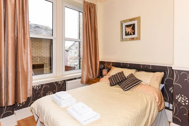 Standard Suite, Ensuite (1 double 1 single)