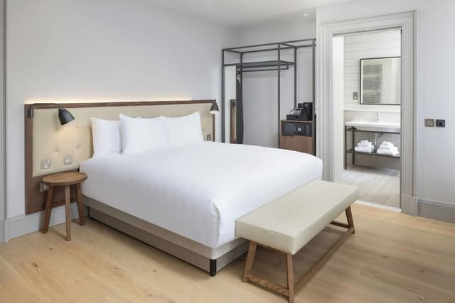 Deluxe Room, 1 King Bed (Corner)