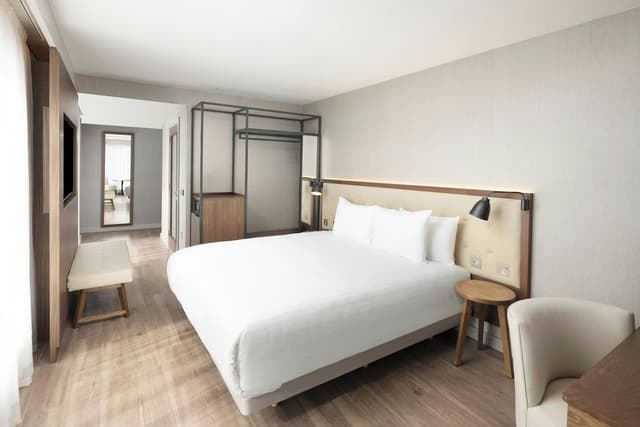 Deluxe Room, 1 King Bed (Corner)