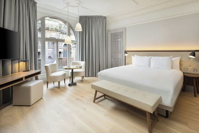 Deluxe Room, 1 King Bed (Corner)