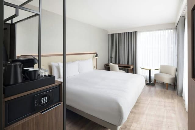 Deluxe Room, 1 King Bed (Corner)