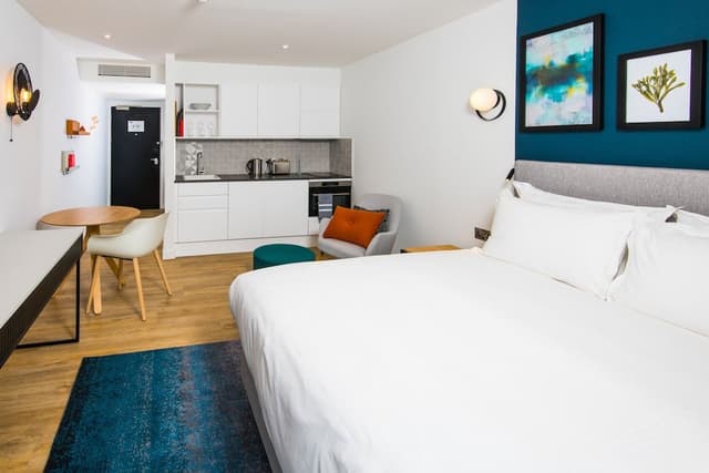 Studio Suite, 1 King Bed, Kitchen