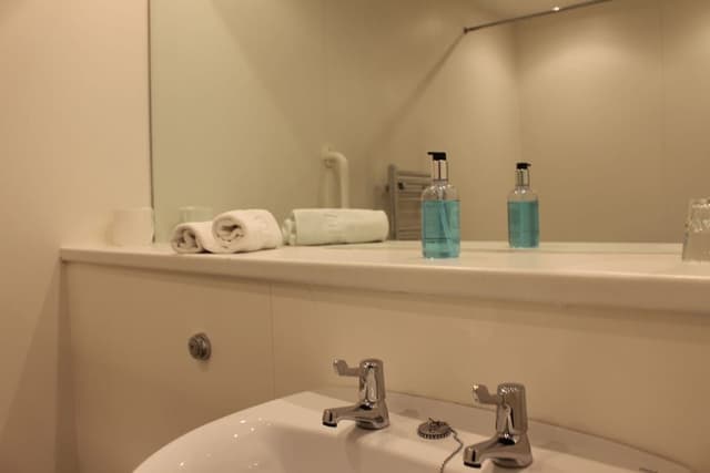 Twin Room, Ensuite (Single Beds)