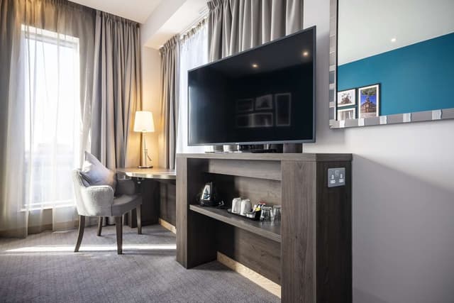 TWIN ROOM