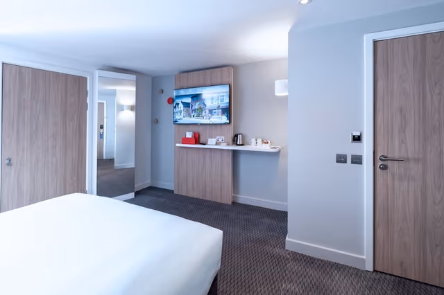Standard Room, 1 Queen Bed, Accessible (Free Hot Breakfast)