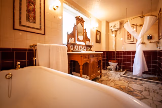 Suite, Ensuite (Gold & Ruby)