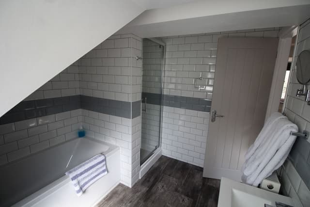 Suite, Ensuite (Fromehall)