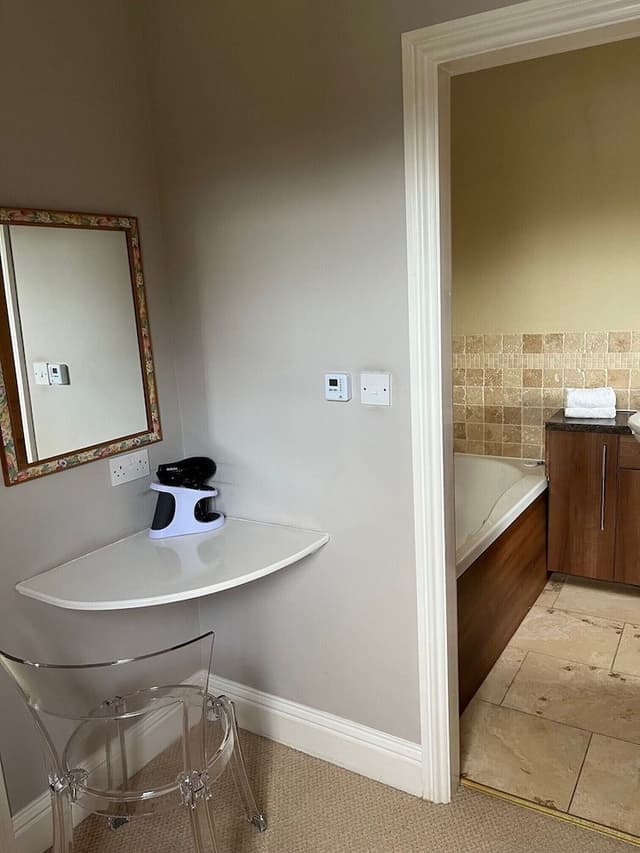 Suite, Ensuite (Falcons Nest)