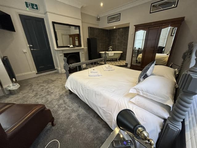 Double room-Luxury-Ensuite with Bath-Street View-roll top bath