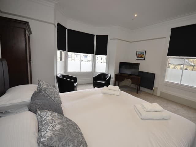 King-Deluxe-Ensuite with Shower-Street View-rooms 1-2