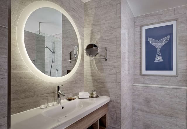 KING SUPERIOR GUEST ROOM WITH CITY VIEW