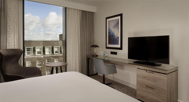 KING SUPERIOR GUEST ROOM WITH CITY VIEW