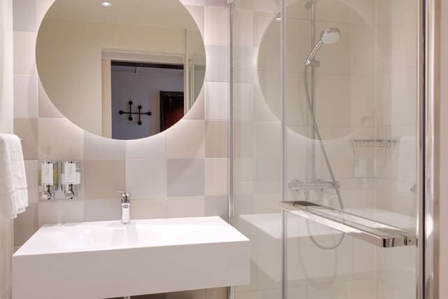 TWIN ROOM