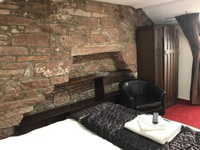 Basic Double Room, Ensuite, Garden View
