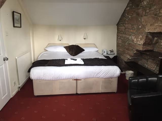 Basic Double Room, Ensuite, Garden View