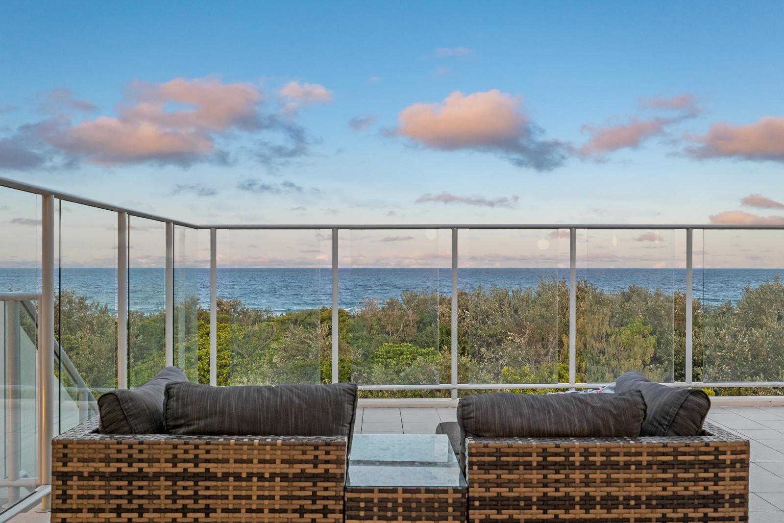 อพาร์ตเมนต์ 3 ห้องนอน 2 ห้องน้ำส่วนตัว ขนาด ตร.ม. – คาซัวรีนา (Bale Resort - Oceanfront Rooftop Penthouse)4
