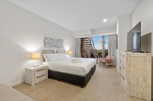 อพาร์ตเมนต์ 3 ห้องนอน 2 ห้องน้ำส่วนตัว ขนาด ตร.ม. – คาซัวรีนา (Bale Resort - Oceanfront Rooftop Penthouse)3