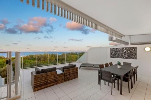 อพาร์ตเมนต์ 3 ห้องนอน 2 ห้องน้ำส่วนตัว ขนาด ตร.ม. – คาซัวรีนา (Bale Resort - Oceanfront Rooftop Penthouse)1