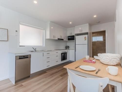 อพาร์ตเมนต์ 2 ห้องนอน 1 ห้องน้ำส่วนตัว ขนาด ตร.ม. – คิงส์คลิฟ (Relax on Marine Parade, 2 Bedroom Apartment)2