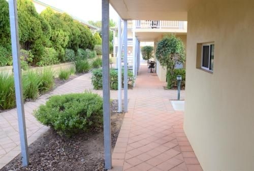 Higgins Lane Motel2