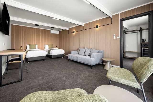 King Family Suite + Sofa