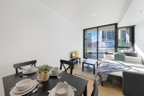 Chic & Cozy 2BR Stay on Iconic Chapel Street2