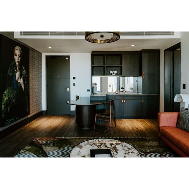 KING MOTLEY SUITE