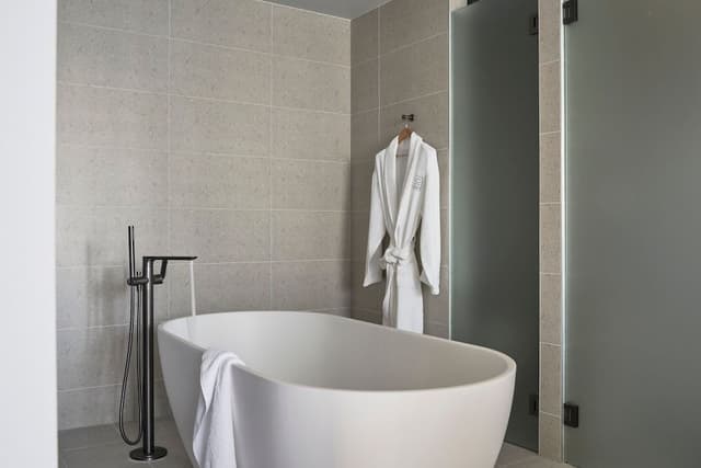 Signature Suite, 1 King Bed, City View