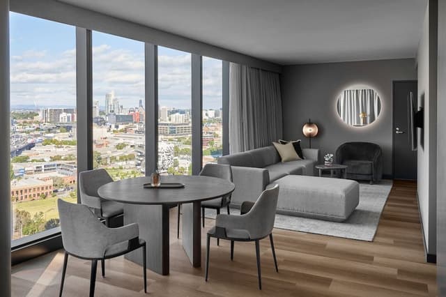 Signature Suite, 1 King Bed, City View