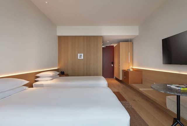 Room, 2 Twin Beds, City View