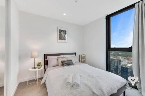 Melbourne City EQ Tower 1 Bedroom APT by KozyGuru1