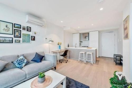 Melbourne City EQ Tower 1 Bedroom APT by KozyGuru2