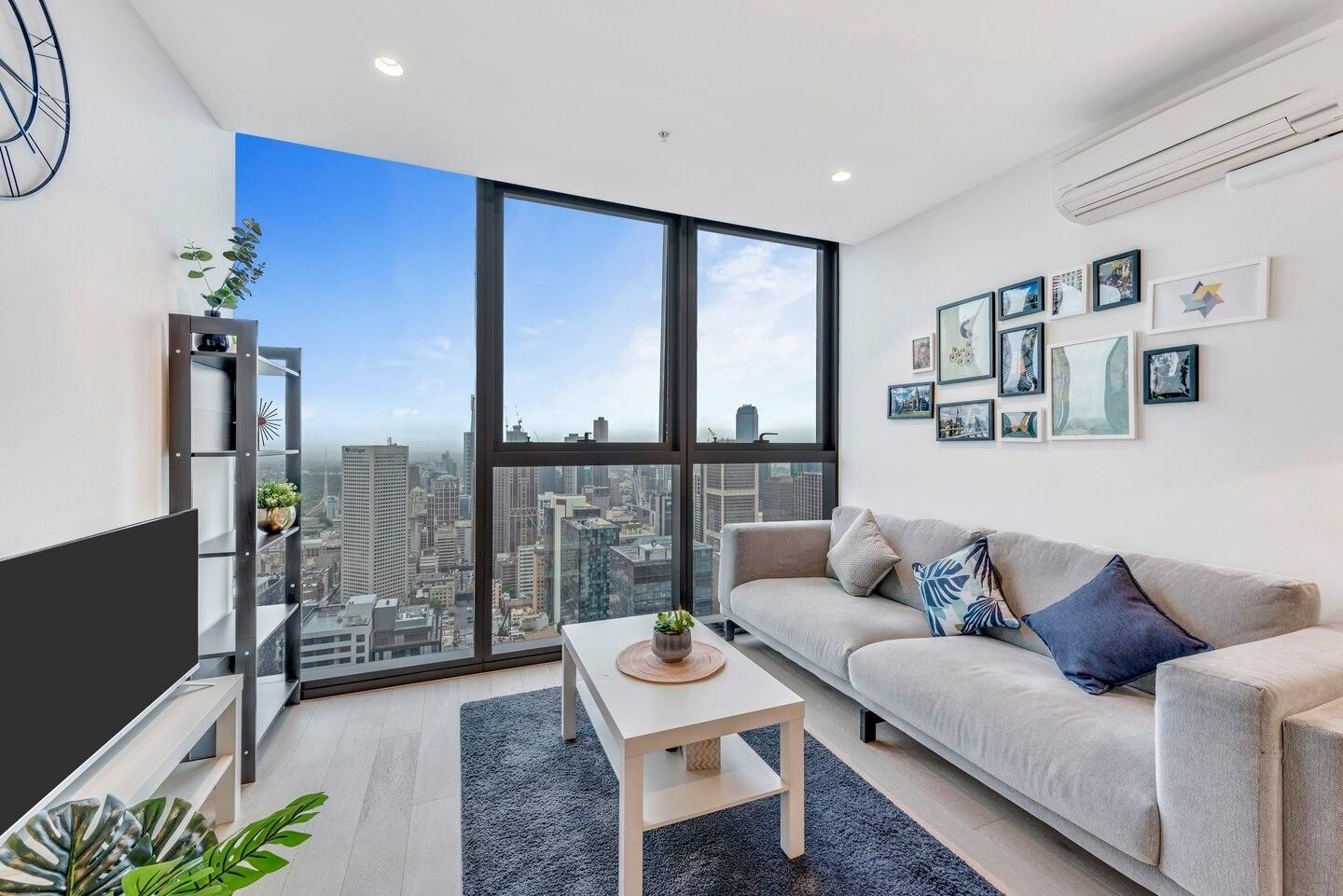 Melbourne City EQ Tower 1 Bedroom APT by KozyGuru3