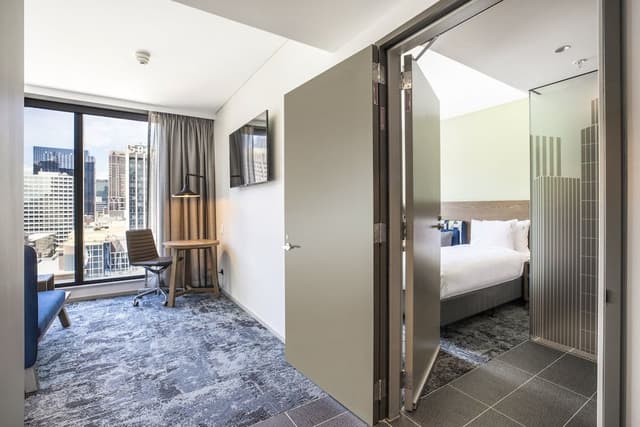 Standard Room, 1 Queen Bed, Accessible (Free Breakfast)