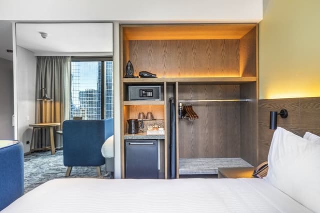 Standard Room, 1 Queen Bed, Accessible (Free Breakfast)